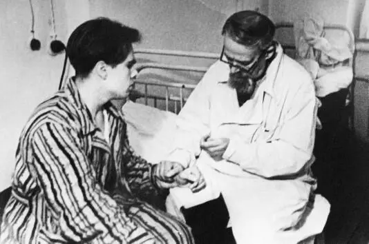 ПН Бенеславский в амбулатории Политехнического института Фото 1950х гг Из - фото 172