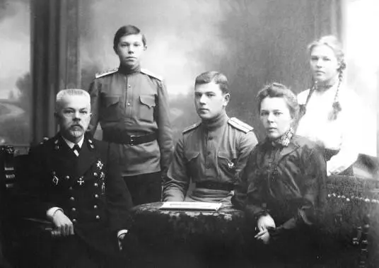 Семья Шабуниных Справа налево в нижнем ряду ЗП Шабунина и СЯ Шабунин - фото 182