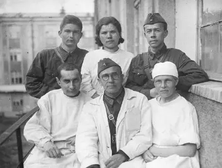 ЕС Шабунина справа в нижнем ряду в госпитале во время Великой - фото 188