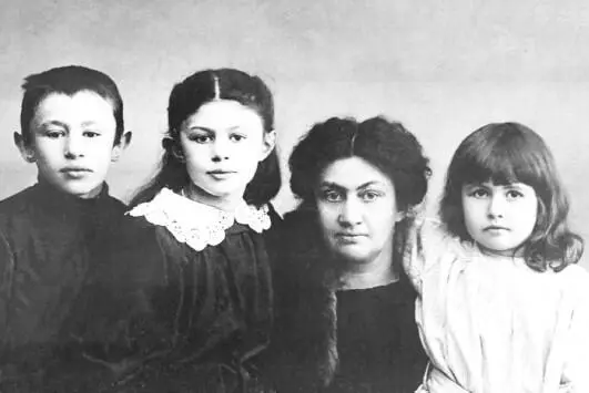 Семья Александровых слева направо Николай Мария Александра Петровна - фото 198