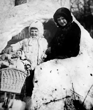 Снежный дом в котором детей ждал Дед Мороз Фото 1940 г из семейного архива - фото 207
