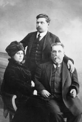 ВИ Половников в центре с матерью и отцом справа Иркутск 1900е гг - фото 212