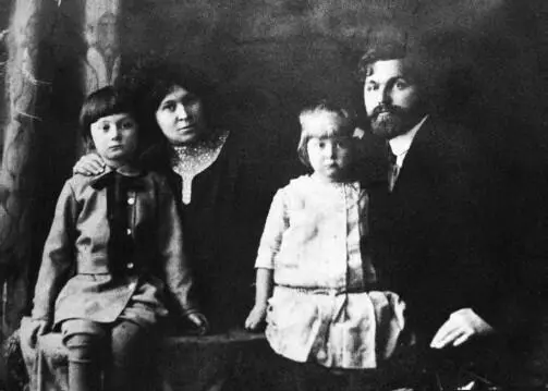 Семейство Половниковых Справа налево Виктор Павлович дочь Ольга супруга - фото 213