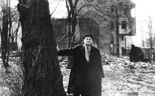 ВВ Половников на фоне пошедшего под снос дома в Козловском переулке в - фото 226