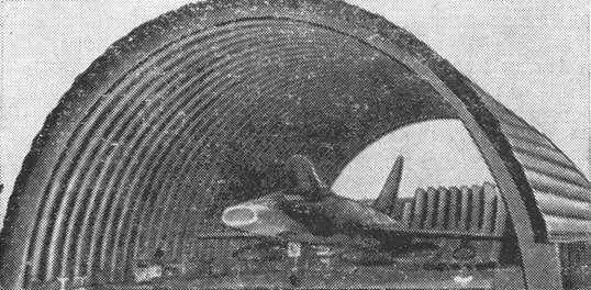 Рис 40 Арочное укрытие для самолета США В целях повышения защитных свойств - фото 47