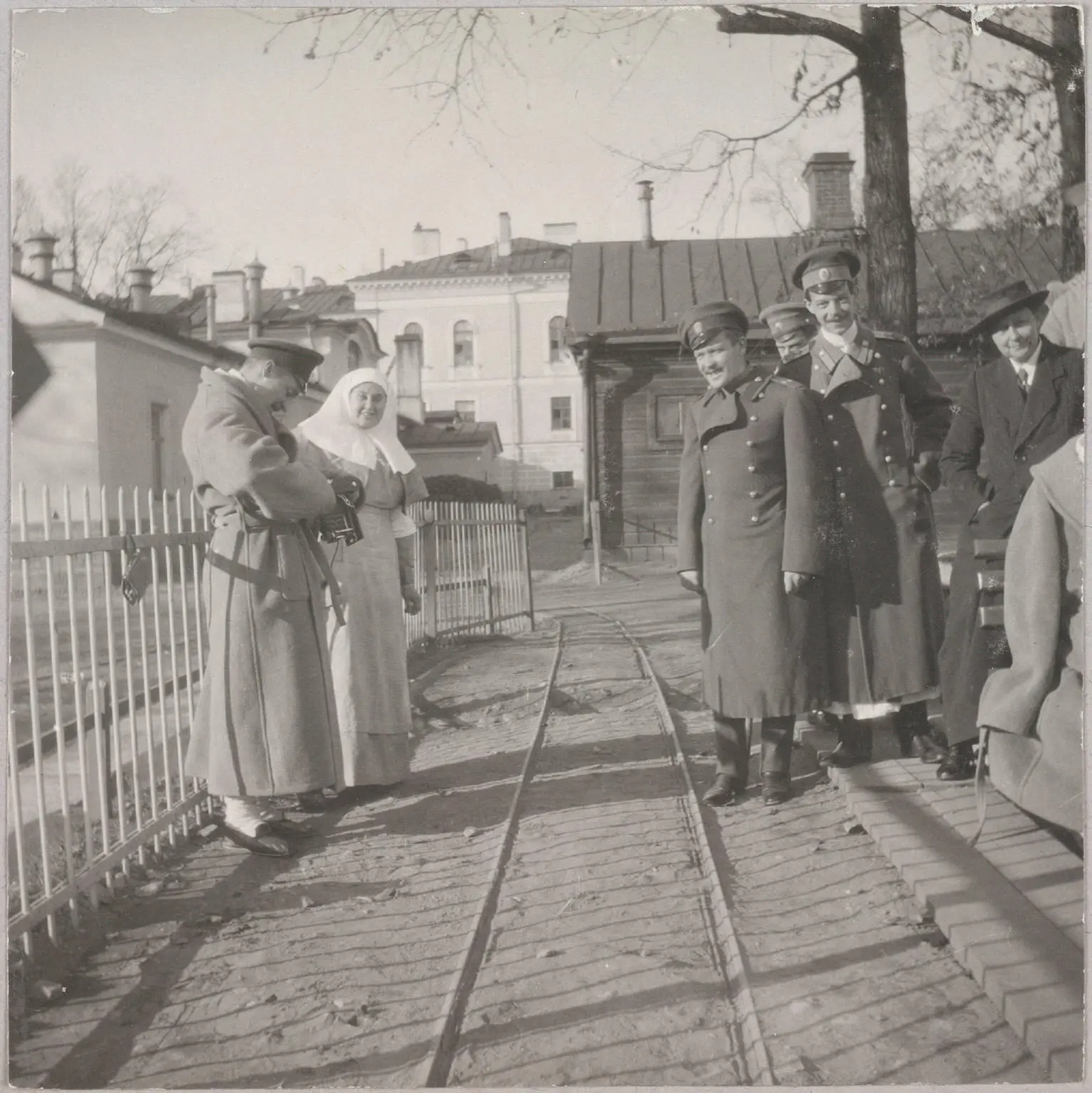 А А Вырубова слева во дворе Царскосельского лазарета Справа княжна Вера - фото 2