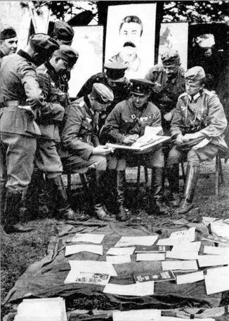 Немецкие офицеры во время посещения советской танковой части под Брестом - фото 16