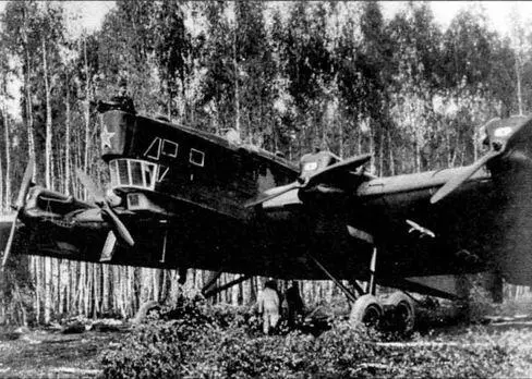 Тяжелый бомбардировщик ТБ3 оставленный при отступлении на аэродроме в - фото 21