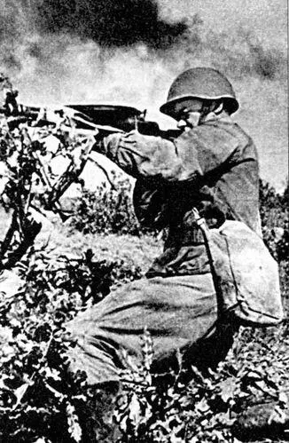 Советский пулеметчик очередями из своего ДТ отбивает атаку нацистов Западный - фото 25