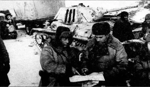 Командир 254й танковой бригады подполковник Ф Е Садовский справа ставит - фото 36