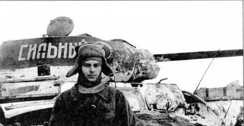 Младший лейтенант В Василенко у своего танка КВ1С Сильный из состава 14го - фото 37