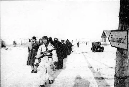 Колонна немецких военнопленных на окраинах Сталинграда Конец декабря 1942 года - фото 39
