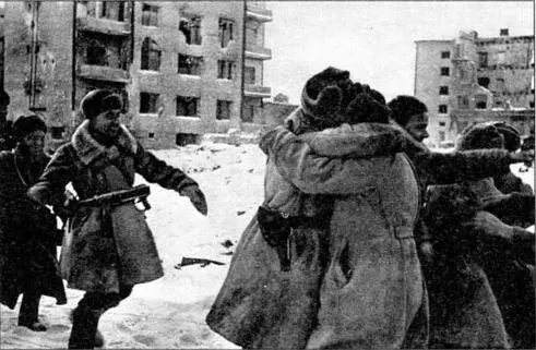 26 января 1943 года в Сталинграде соединились войска 21й и 62й армий Донского - фото 41
