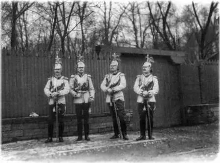Кавалергарды 1900е гг Рассыльный 1900е гг Газетчик 1900е гг - фото 19