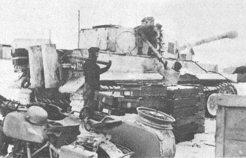 Загрузка боеприпасов в одной из венгерских деревень Самое поразительное - фото 58