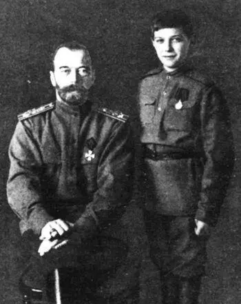 Николай II с Георгиевским крестом на гимнастерке Ставка 1915 г 13 октября - фото 130