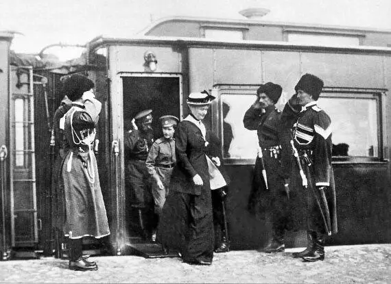 Чины Собственного ЕИВ конвоя и императорская семья 1915 г После - фото 150