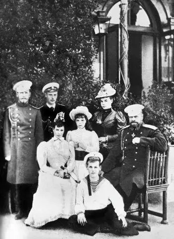 Семья Александра III Ливадия 1893 г В 1882 г для несовершеннолетних - фото 254