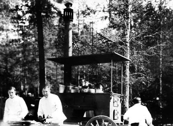 Повара за приготовлением завтрака Беловеж 1897 г Поскольку император был - фото 277