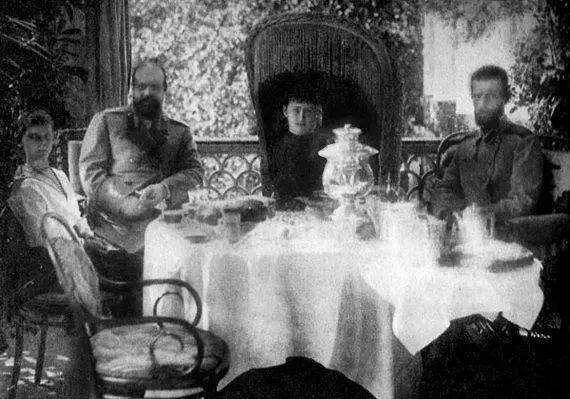 В селе Ильинском за вечерним чаем Великий князь Михаил Александрович - фото 298