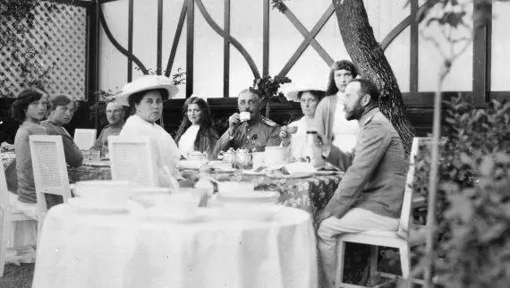 Чаепитие в теннисном домике Ливадия 1914 г Другим вариантом официального - фото 365