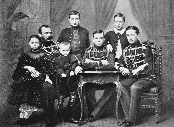 Император Александр II с детьми Когда мальчики и девочки превращались в юношей - фото 120