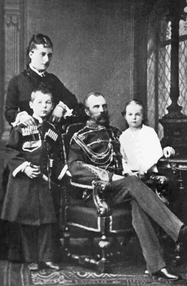 Александр II и ЕМ Долгорукова с детьми Александр II 16 апреля 1866 г подарил - фото 45
