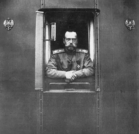 Николай II в окне собственного поезда Фото 1917 г Особенно активно - фото 89