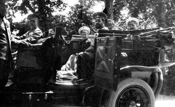 Цесаревич Алексей в автомобиле Ливадия Фото 1913 г При этом князь ВН - фото 98