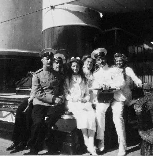 Яхта Штандарт Офицер с ящиком фотоаппарата Будучи близок к царю - фото 136