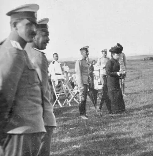 Императрица Мария Федоровна с фотоаппаратом Kodak на полевых занятиях - фото 138