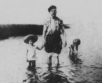 Император Николай II со старшими дочерьми Петергоф Цесаревич Алексей в пруду - фото 167
