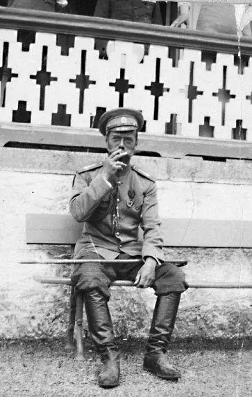 Император Николай II на скамейке перед Охотничьим домиком в Крыму Фото 1914 г - фото 229