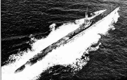 Подводная лодка Redfish на большой скорости входит в ПерлХарбор Фото 1945 - фото 106