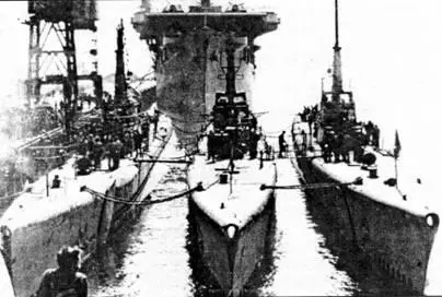 Три американские лодки в гавани Окленда в 1945 году Слева направо - фото 99