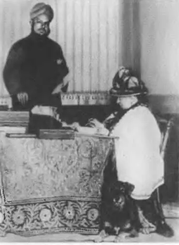 Королева и ее секретарьиндиец Абдул Карим Мунши На прогулке в Ницце 1898 - фото 42