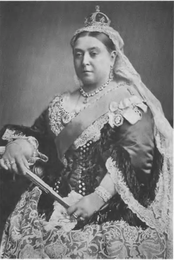 Виктория в полном королевском убранстве Фото 1887 г После Осборна они - фото 50