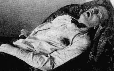 14 апреля 1930 года После выстрела Маяковского перенесли на диван вместе с - фото 124