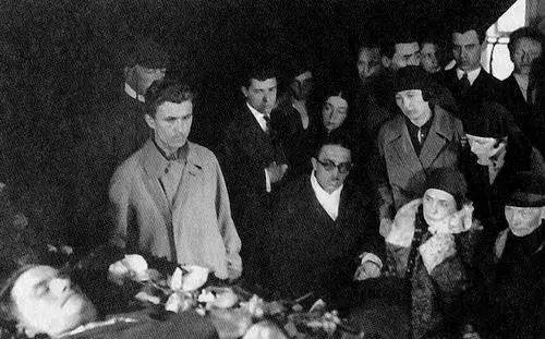17 апреля 1930 года Похороны В Маяковского У гроба Л Ю О М Брики А - фото 175