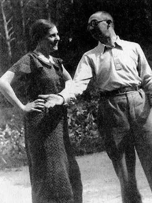 Л Ю и О М Брики на даче под Ленинградом 1935 Г Д Катанян в - фото 191