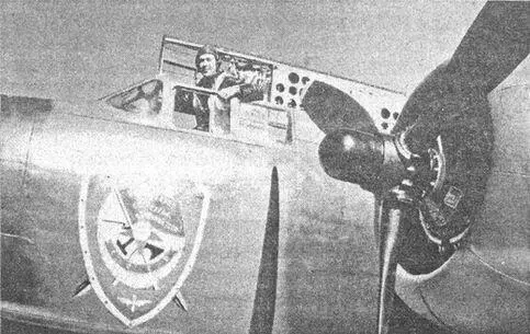 Перед боевым вылетом 1944 г Но наши истребители не упустили возможность и - фото 3