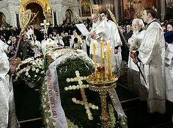 Святейшего Патриарха Алексия II отпевали согласно его воле иерейским - фото 11