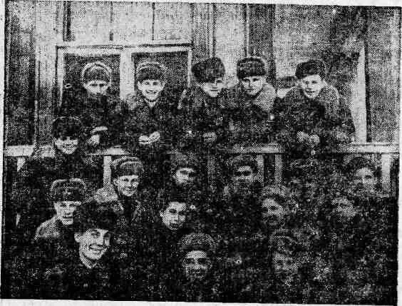 Десантная группа отряда им Калинина Февраль 1943 г Во втором ряду сверху - фото 8