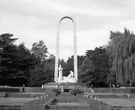 Памятник в честь подвига медицинских работников во время Великой Отечественной - фото 24