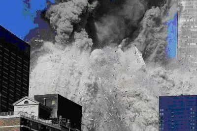 А это детали превращения в порошок Южной Башни пала первой по счёту несмотря - фото 40