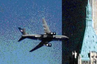 Второй самолёт террористов за мгновение до того как он даже не сбавив - фото 43