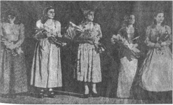 Уникальное фото из старой грозненской газеты Зара Алиева 4я слева на - фото 12
