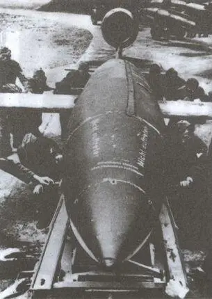 Вес крылатой ракеты Фау1 в сборе составлял около двух тонн На снимке расчет - фото 8