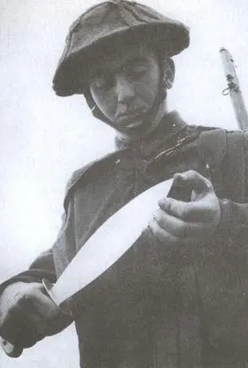 В операциях коммандос важнейшую роль играло холодное оружие На снимке боец - фото 16