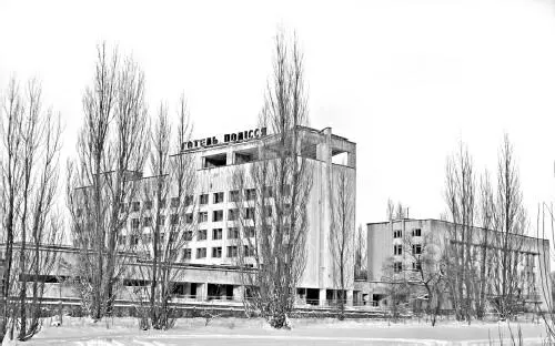 Вид на гостиницу Полесье Разбросанный повсюду припятский хлам живет своей - фото 76